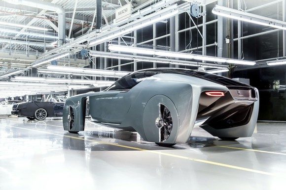 DER ROLLS-ROYCE 103EX VON HINTEN. ES GIBT VIELE ABGEHOBENE ELEMENTE IM DESIGN, ABER DIE IDEEN DAHINTER SIND WICHTIG F&Uuml;R DIE ZUKUNFT.