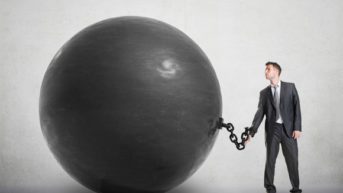 Es ist schwer, voranzukommen, wenn du tief in den Schulden steckst. Foto: Getty Images.