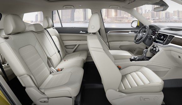 Der Innenraum des Atlas mit drei Sitzreihen f&uuml;r sieben Fahrg&auml;ste. Bildquelle: Volkswagen.