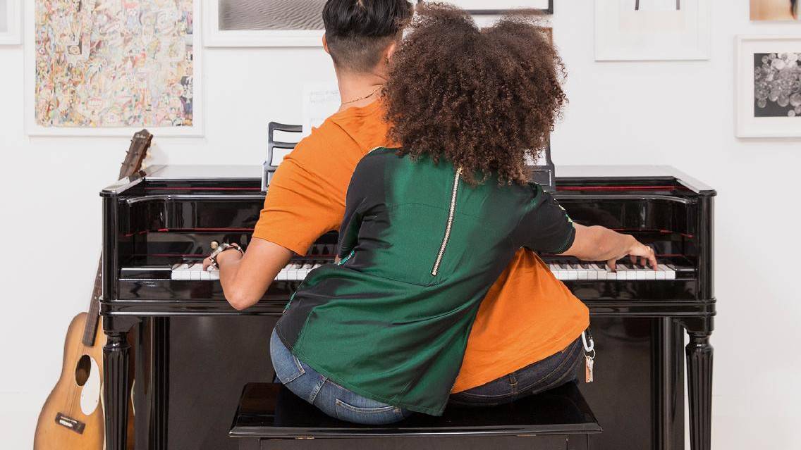 Paar spielt über Kreuz Klavier