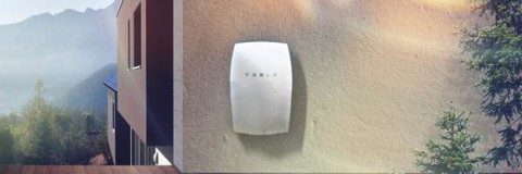 DIE TESLA POWERWALL IST DIE ENERGIESPEICHERL&Ouml;SUNG F&Uuml;R ZUHAUSE. F&Uuml;R UNTERNEHMEN UND STROMVERSORGER BIETET TESLA AUCH DAS POWERPACK. BILDQUELLE: TESLA MOTORS.