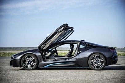 DER BMW I8 IST EIN PLUG-IN HYBRID-SPORTWAGEN, DER VIELE KARBONFASER-STRUKTUREN NUTZT. BILDQUELLE: BMW.