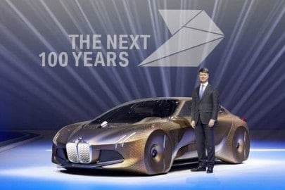 BMW-CEO HARALD KRÜGER MIT DER VISION DES NEXT 100, EINEM KONZEPTFAHRZEUG, DAS BMW IN DIE ZUKUNFT KATAPULTIEREN SOLL. BILDQUELLE: BMW