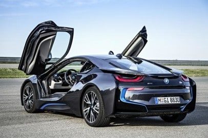 DER INNOVATIVE BMW I8 IST EIN PLUG-IN HYBRID-SPORTWAGEN, DER EXZELLENTE FAHRLEISTUNG MIT NIEDRIGEM KRAFTSTOFFVERBRAUCH ZUSAMMEN BRINGT. EIN WUNDERBARES AUTO, ABER WICHTIGE MITGLIEDER DES TEAMS HABEN BMW BERLASSEN, UM SICH EINEM CHINESISCHEN START-UP ANZUSCHLIESSEN. BILDQUELLE: BMW.