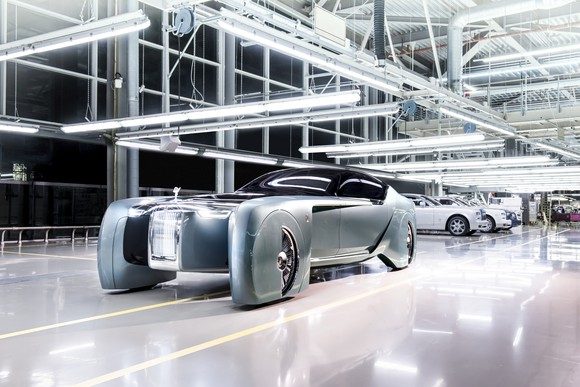 DER ROLLS-ROYCE 103EX IST EIN VORGRIFF DESSEN, WIE EIN SUPERLUXUSAUTO IN EINER VERBUNDENEN ZUKUNFT VOLLER SELBSTFAHRENDER AUTOS AUSSEHEN KÖNNTE UND IST TEIL DES PROGRAMMS VON BMW „VISION NEXT 100“. DAMIT FORDERT DAS UNTERNEHMEN SEINE EINZELNEN ABTEILUNGEN HERAUS. SIE SOLLEN ZEIGEN, WIE SIE AUCH IN ZUKUNFT RELEVANT UND PROFITABEL SEIN WOLLEN, WENN SICH DIE MOBILITÄT WEITERENTWICKELT. BILDQUELLE: ROLLS-ROYCE/BMW.