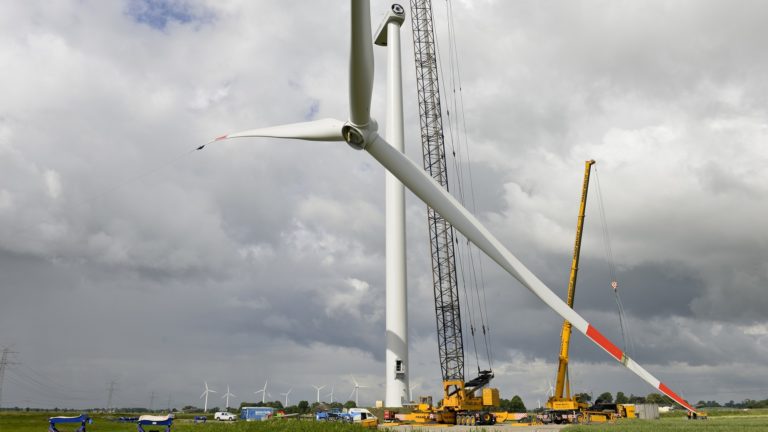 Wind turbine assembly
