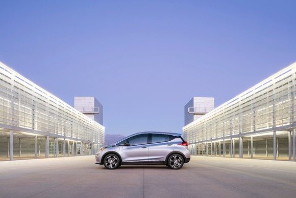 Der Chevy Bolt wird vor Tesla Motors Model 3 auf den Markt kommen. Damit k&ouml;nnte der Automobilriese aus Detroit Tesla im Elektrofahrzeugmarkt zuvorkommen. Bild: General Motors.