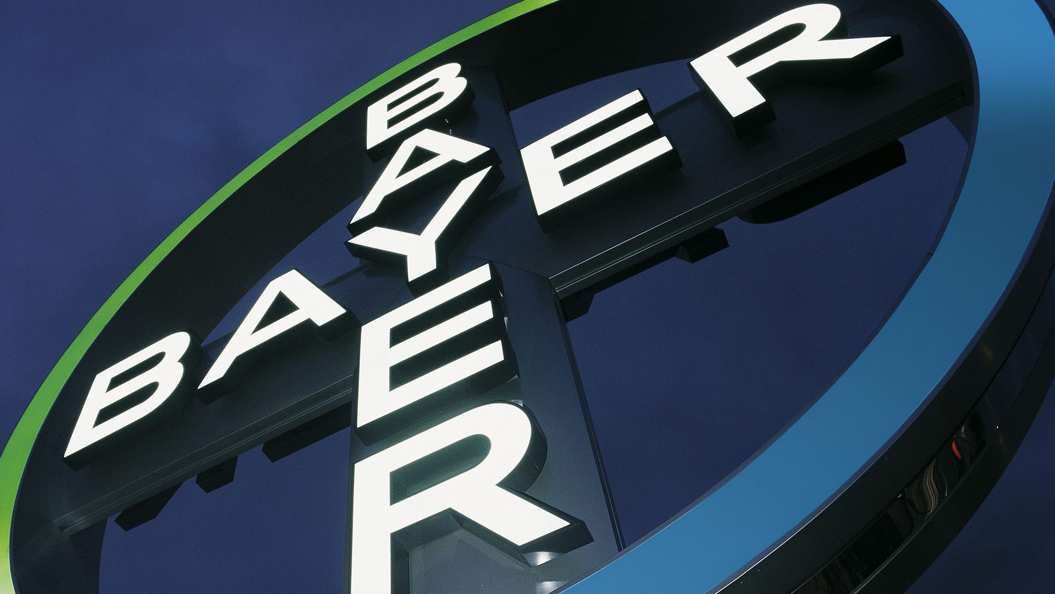 Eines der bekanntesten Markenzeichen der Welt wird auf Hochglanz poliert - hier das Bayer-Kreuz am Köln-Bonner Flughafen. Foto: Bayer AG Abdruck mit URHEBERVERMERK honorarfrei. The Bayer Cross, one of the best-known trademarks in the world, is given a good clean at Cologne-Bonn airport. Photo: Bayer AG Photo may be reproduced free of charge. Please credit "Photo: Bayer AG"