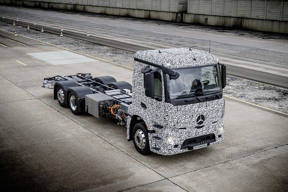 Der Mercedes-Benz Urban eTruck ist ein voll elektrischer Schwerlast-LKW mit einer Reichweite von 200 km.