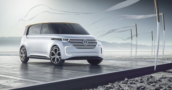 DER eBULLI IN DER KONZEPTVERSION IST EINE FUTURISTISCHE BATTEREIELEKTRISCHE VERSION DES IKONISCHEN VW-BUSSES. DAS ERSTE DER KOMMENDEN ELEKTROAUTORS KÖNNTE ÄHNLICH AUSSEHEN. BILDQUELLE: VOLKSWAGEN