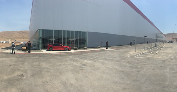 Tesla Gigafactory mit Model 3 davor. Foto: The Motley Fool.