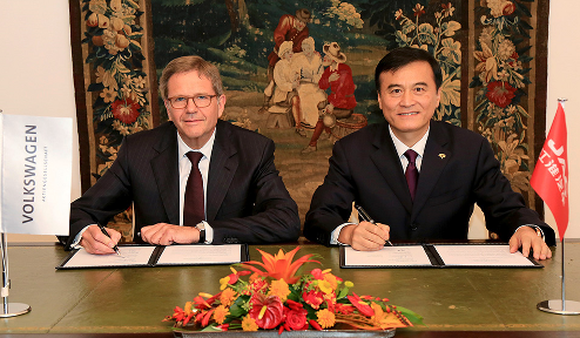 JOCHEN HEIZMANN, CHEF VON VW CHINA UND DER VORSITZENDE VON ANHUI JIANGHUAI AUTOMOBILE, AN JIN, HABEN AM DIENSTAG DAMIT BEGONNEN, EIN JOINT VENTURE ZU BILDEN, UM ELEKTROAUTOS IN CHINA HERZUSTELLEN. BILDQUELLE: VOLKSWAGEN.