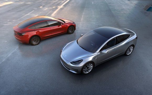 DER AUFWAND, UM DIE KOMPAKTE LIMOUSINE MODEL 3 ZU PRODUZIEREN, IST NUR EINER DER GRÜNDE, WARUM TESLA GERADE FRISCHES GELD BRAUCHT. DAS UNTERNEHMEN HAT SIGNALISIERT, MAN WERDE ZUSÄTZLICHE MITTEL BIS ENDE DES JAHRES AUFNEHMEN. BILDQUELLE: TESLA MOTORS.