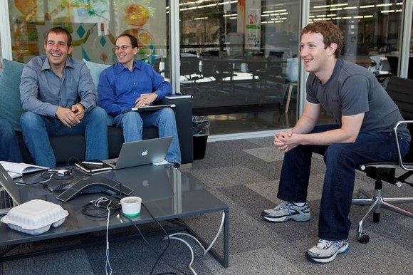 Facebook CEO Mark Zuckerberg (rechts) in seinem Büro. Bildquelle: Facebook