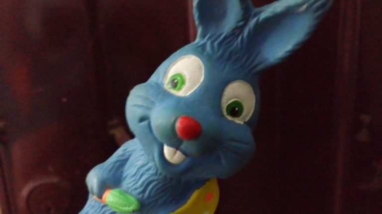 Blauer Hase mit Malpinsel