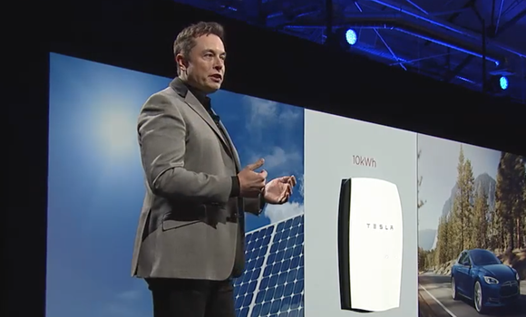 ELON MUSK STELLT DIE ERSTE GENERATION DER POWERWALL VOR. BILDQUELLE: TESLA MOTORS