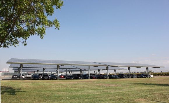 SOLARANLAGEN BIETEN SOWOHL ENERGIE ALS AUCH SCHATTEN FÜR DIE KUNDEN. BILDQUELLE: SUNPOWER