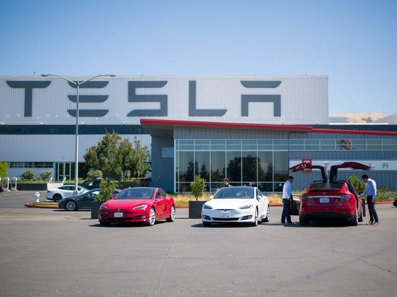 Tesla-Fahrzeuge außerhalb der Tesla-Fabrik. Bildquelle: Autor.