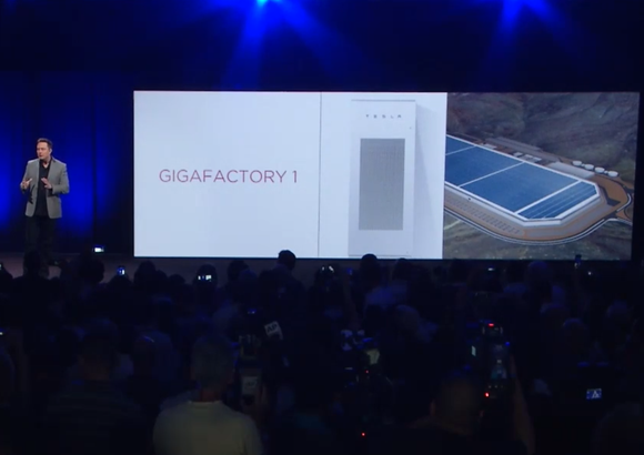 Tesla CEO Elon Musk stellt die Gigafactory 1 vor und gibt damit einen Vorgeschmack darauf, dass es vielleicht noch mehr davon im geben könnte. Bildquelle: Tesla Motors.