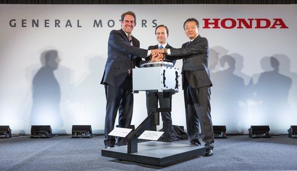 Marc Reuss (Links) Global Product Chief von General Motors und Gouverneur Brian Calley  zusammen mit Toshiaki Mikoshiba von Honda Nordamerika mit einem Prototyp der kleinen Brennstoffzelle, die von den beiden Unternehmen zusammen entwickelt wurde. BILDQUELLE: General Motors