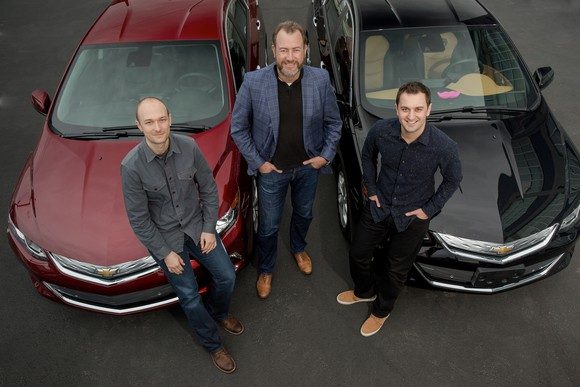 DER PR&Auml;SIDENT VON GM DAN AMMANN (MITTE) MIT DEN GR&Uuml;NDERN VON LYFT LOGAN GREEN (LINKS) UND JOHN ZIMMER. GM BESITZT 9 % DES UNTERNEHMENS UND AMANN IST MITGLIED DES VORSTANDES. BILDQUELLE: GENERAL MOTORS