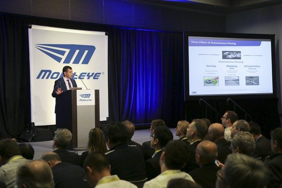 Der Chief Technology Officer von Mobileye Amnon Shashua stellt den Ansatz des Unternehmens vor. Bildquelle: Mobileye.