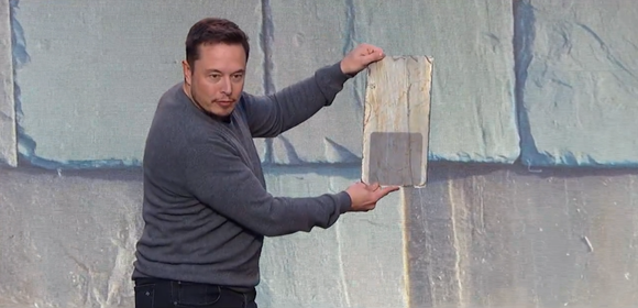 Tesla-CEO Elon Musk zeigt eine Zelle des Solardaches. Bildquelle: Tesla Motors.