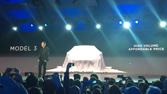 Elon Musk enthüllt den Prototyp des Model 3. Bildquelle: Autor.