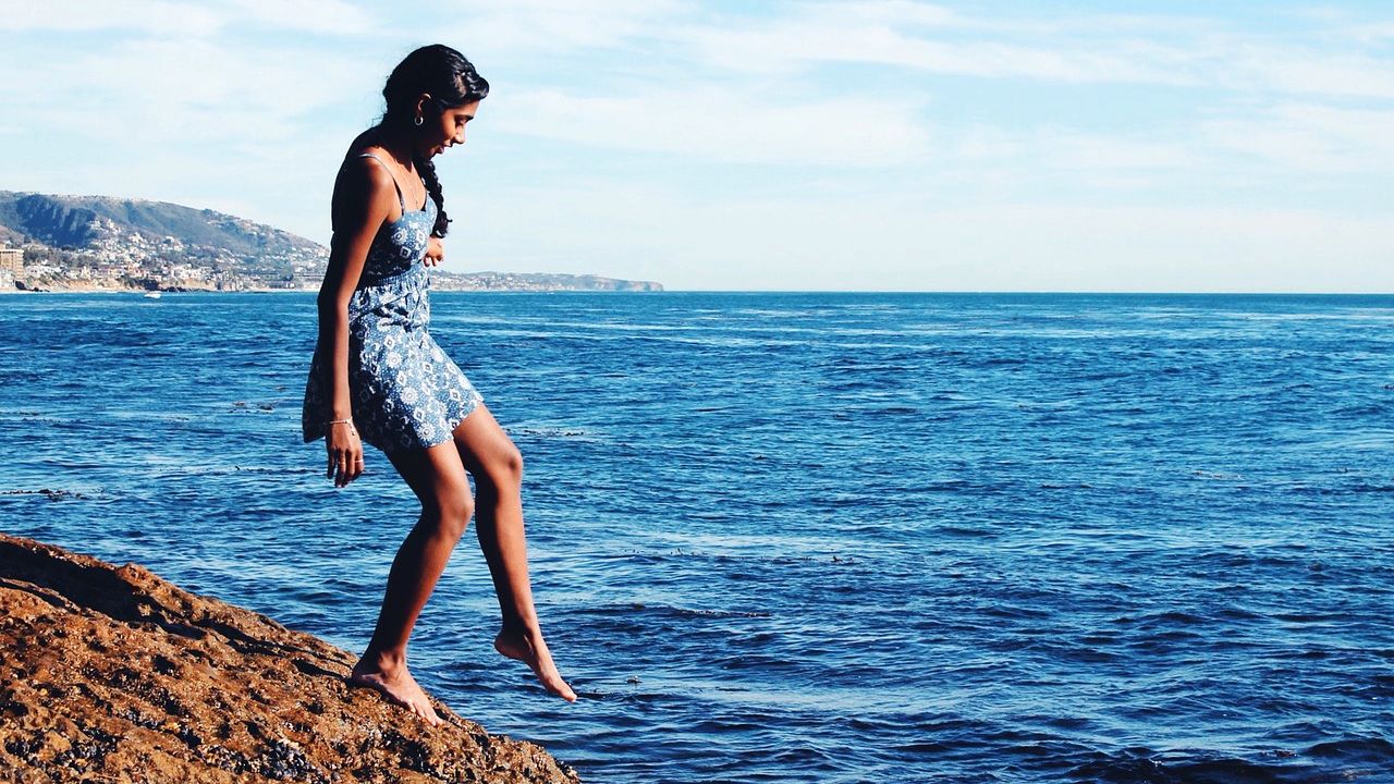 Vorsichtiges Mädchen am Wasser