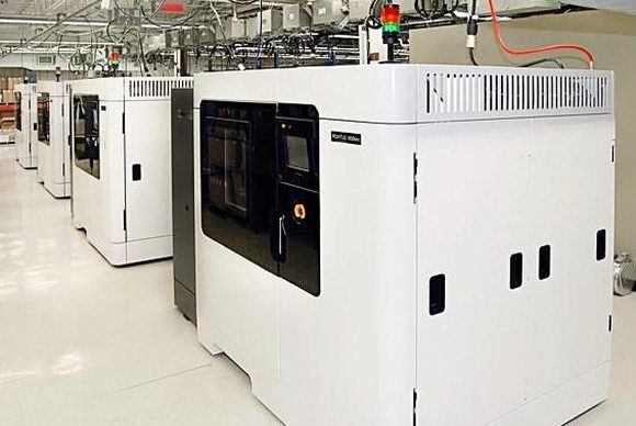 Der Fortus-3D-Drucker von Stratasys. Das Unternehmen hat ein neues Material entwickelt, Nylon 12CF, das Metall bei vielen Anwendungen ersetzen kann. Bildquelle: Stratasys.