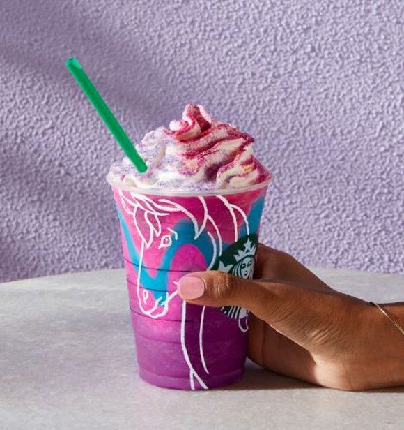 Der Einhorn-Frappuccino ist nur bis 23. April verf&uuml;gbar. Bildquelle: Starbucks.