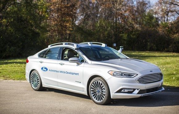 Ford benutzt eine ganze Flotte von selbstfahrenden Fusion-Hybridfahrzeugen, um sein erstes selbstfahrendes Auto f&uuml;r den Massenmarkt zu entwickeln. Bildquelle: Ford Motor Company.