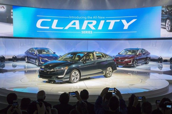 Die Hondalimousine Clarity auf der Pr&auml;sentation in New York. Von links: Clarity Electric, Clarity Plug-in Hybrid und Clarity Benziner. Foto: Honda Motor Co., Ltd.