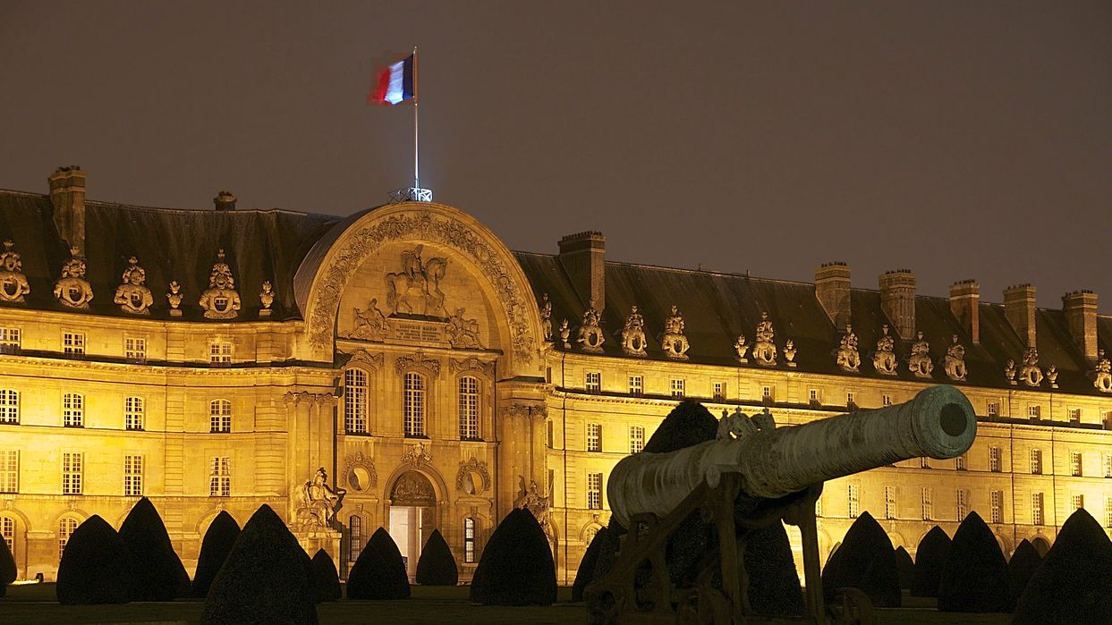Palast Frankreich mit Kanone