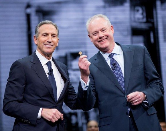 Der neue CEO KEVIN JOHNSON (rechts) mit seinem Vorg&auml;nger HOWARD SCHULTZ. Bildquelle: STARBUCKS.