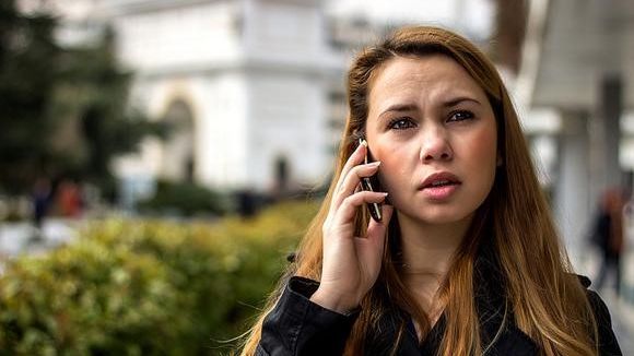 Frau beim Mobil-Telefonieren