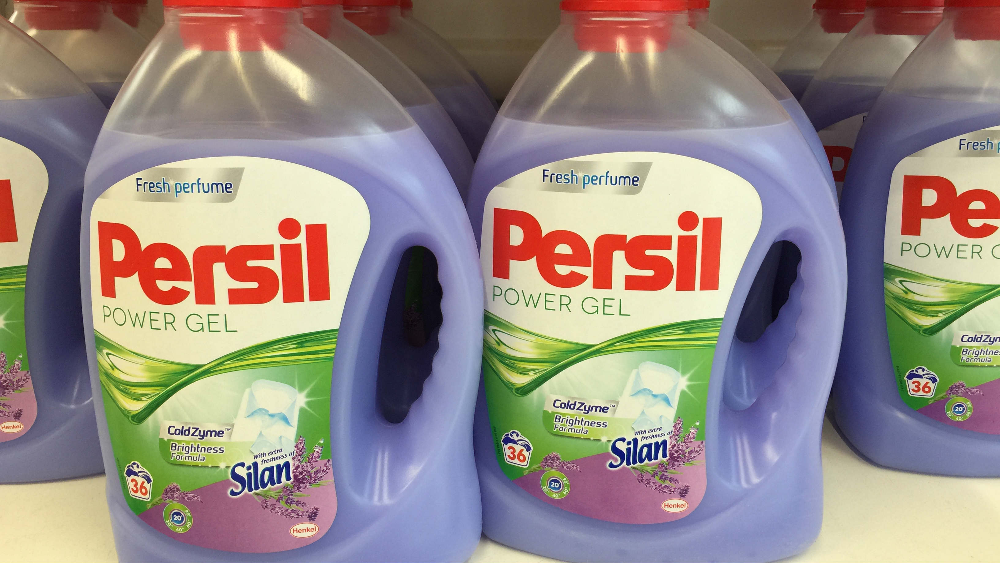 Persil-Waschmittel von Henkel in einem Supermarktregal