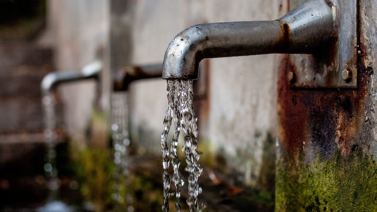 Wasser, alter Brunnen