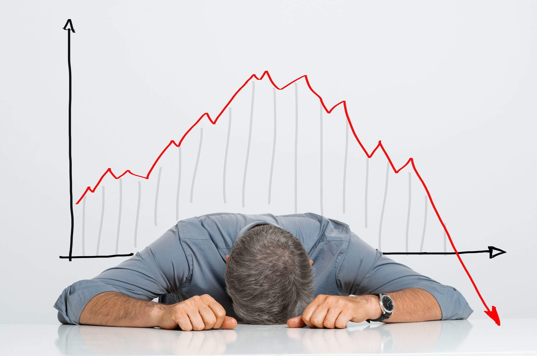 Schokierter Mann vor rotem Chart