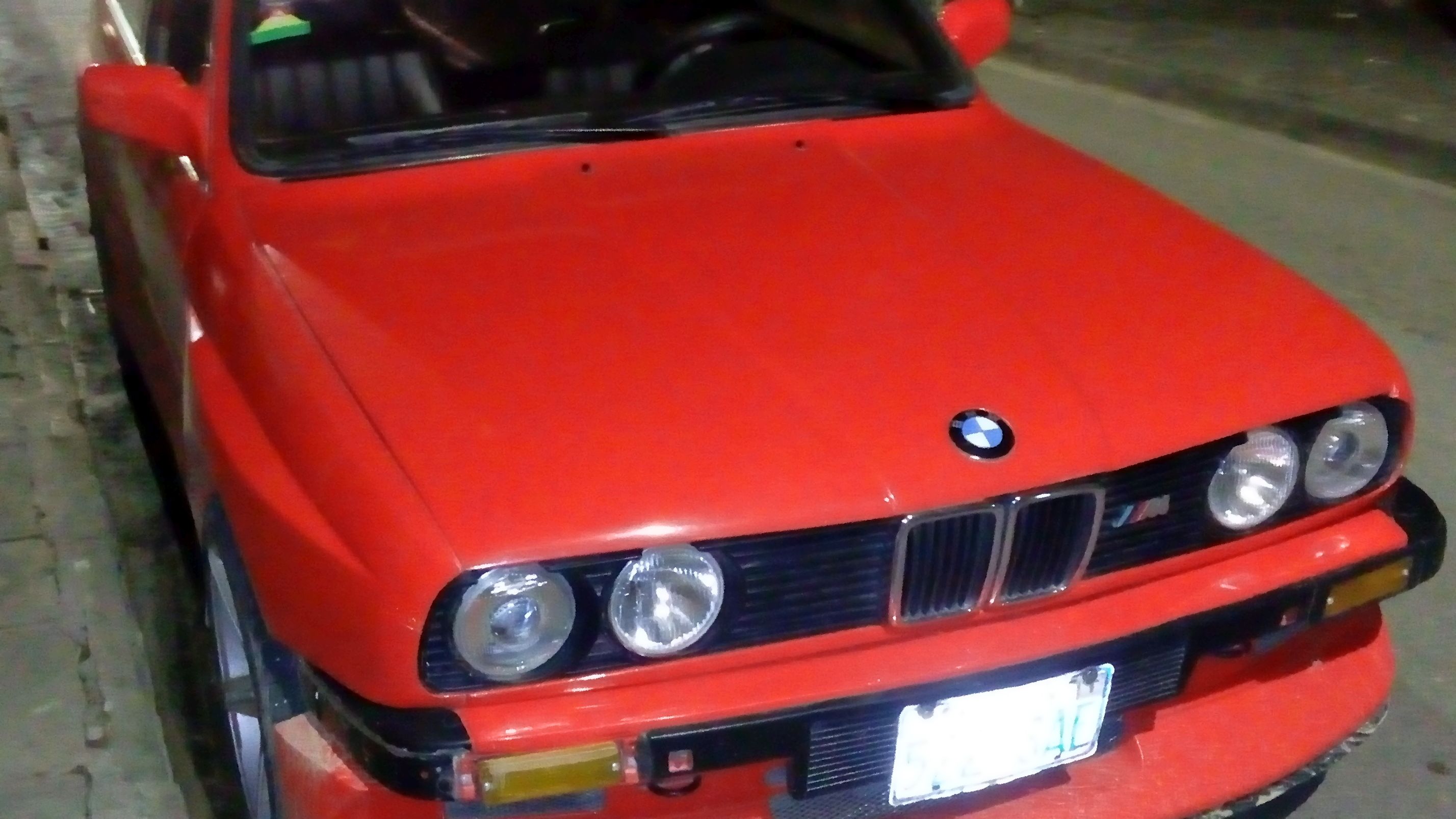 Roter getunter BMW der zweiten 3er-Reihe