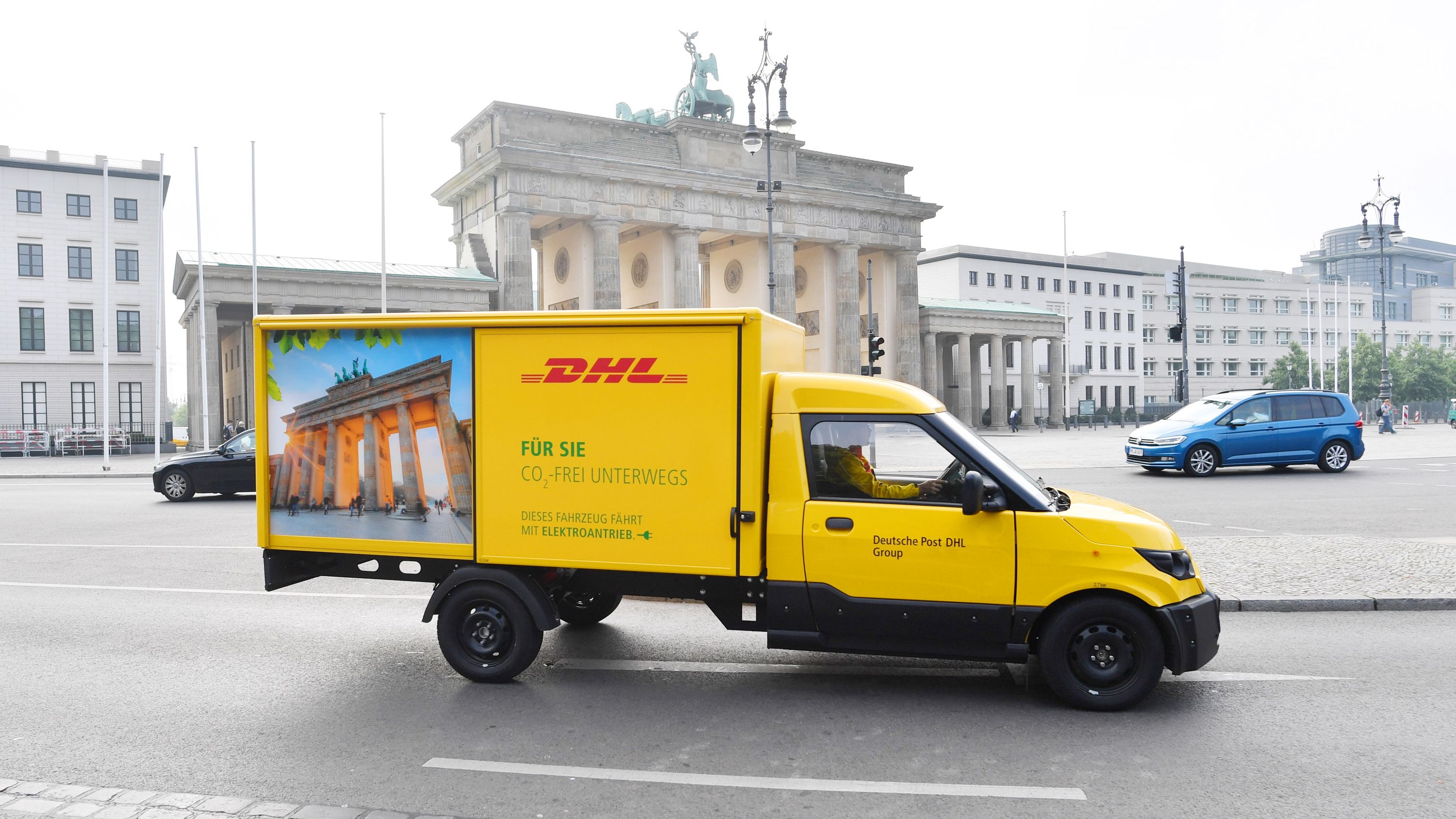 Ein StreetScooter der Deutschen Post DHL Group faehrt am 29.06.17 durch Berlin.