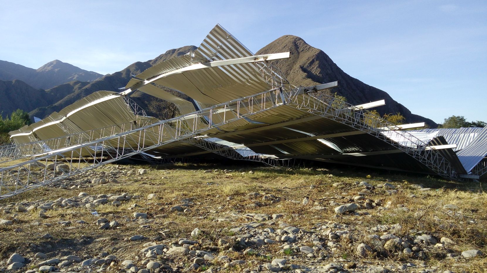 Eingestürzte Konstruktion vor Bergpanorama