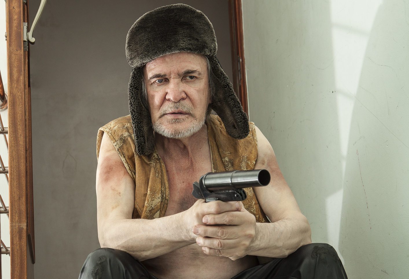 Alter Mann mit Waffe