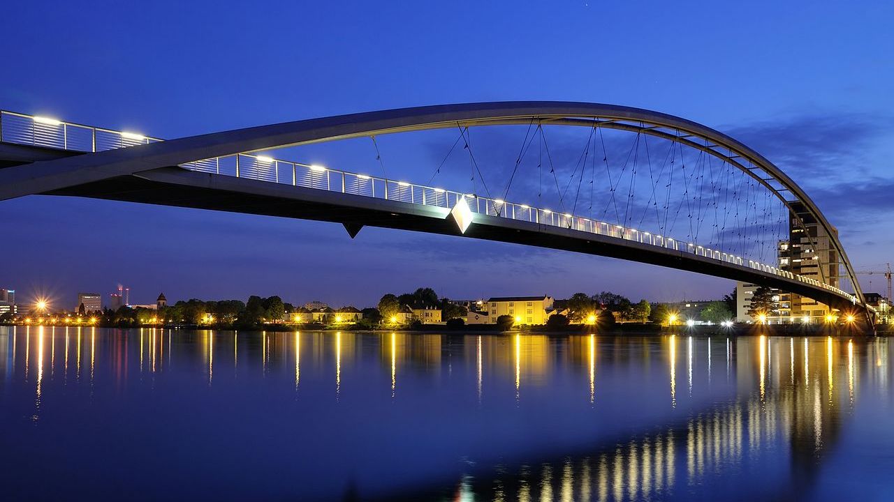 Die Dreiländerbrücke zwischen Huningue (Frankreich) und Weil am Rhein (Deutschland) beim Dreiländereck von Basel (Schweiz) bei Nacht.