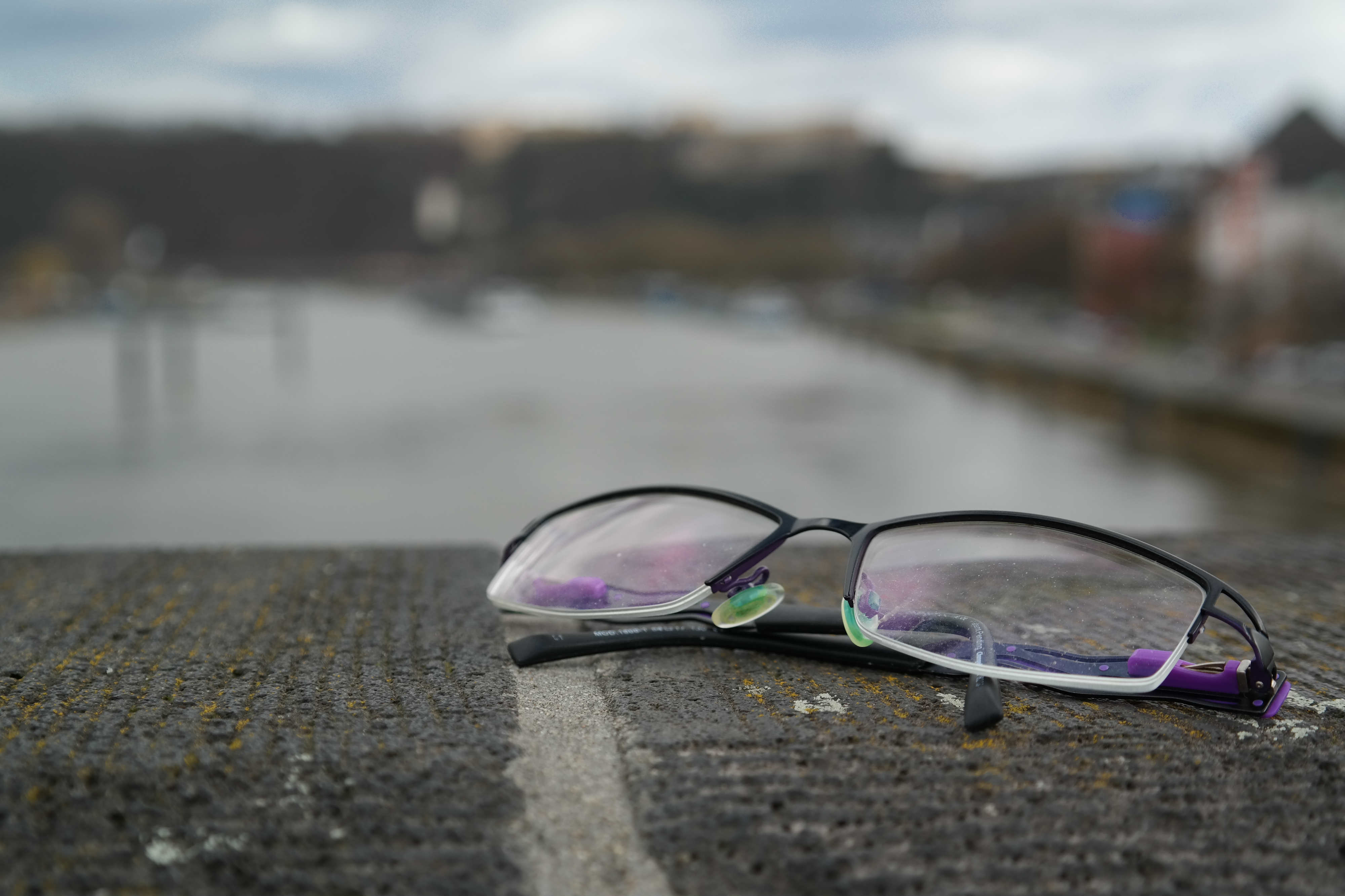 Eine Fielmann Brille liegt am See.