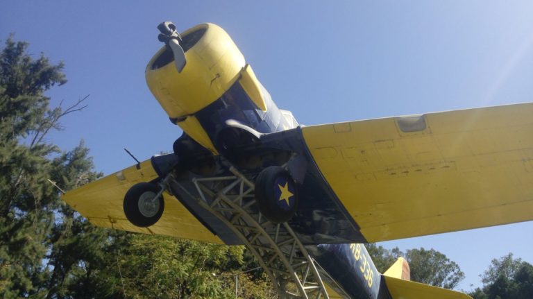 Abhebendes historisches Sportflugzeug
