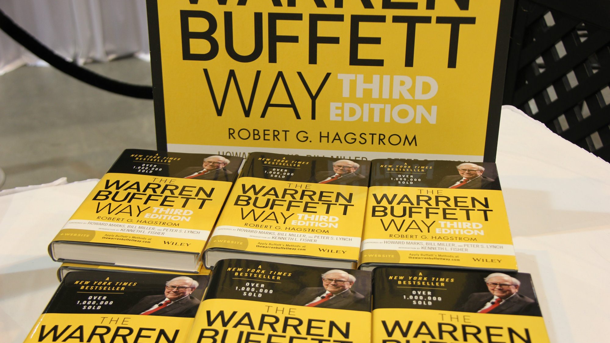 Ein Buch über den Investor Warren Buffett liegt aus