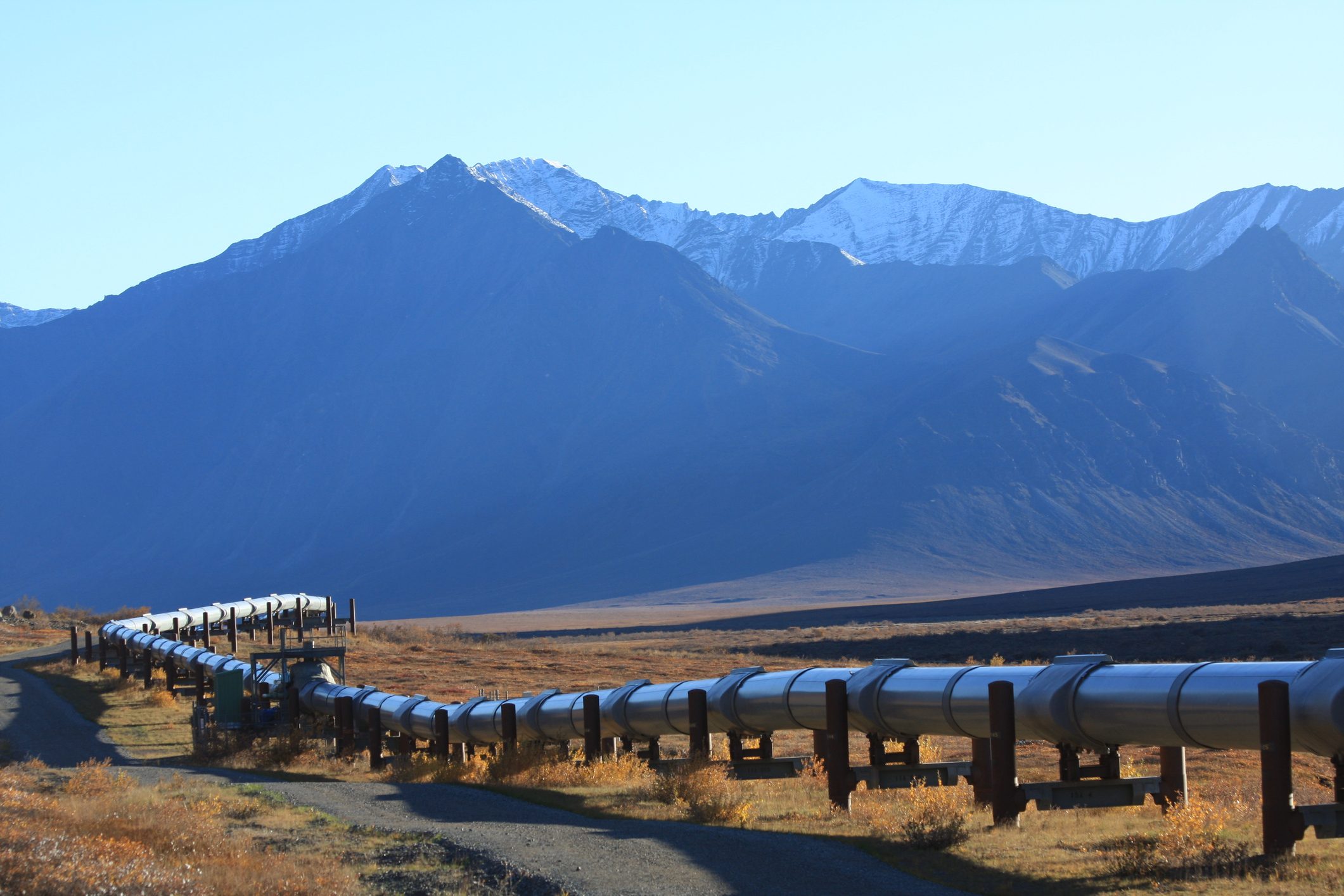 Pipeline mit Gebirge im Hintergrund Pipelines Versorger