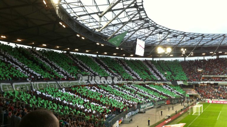 Die Fanszene des Fußballvereins Hannover 96 zeigt eine Choreographie