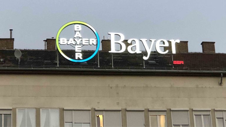 Das Bayer-Logo auf einem Hausdach